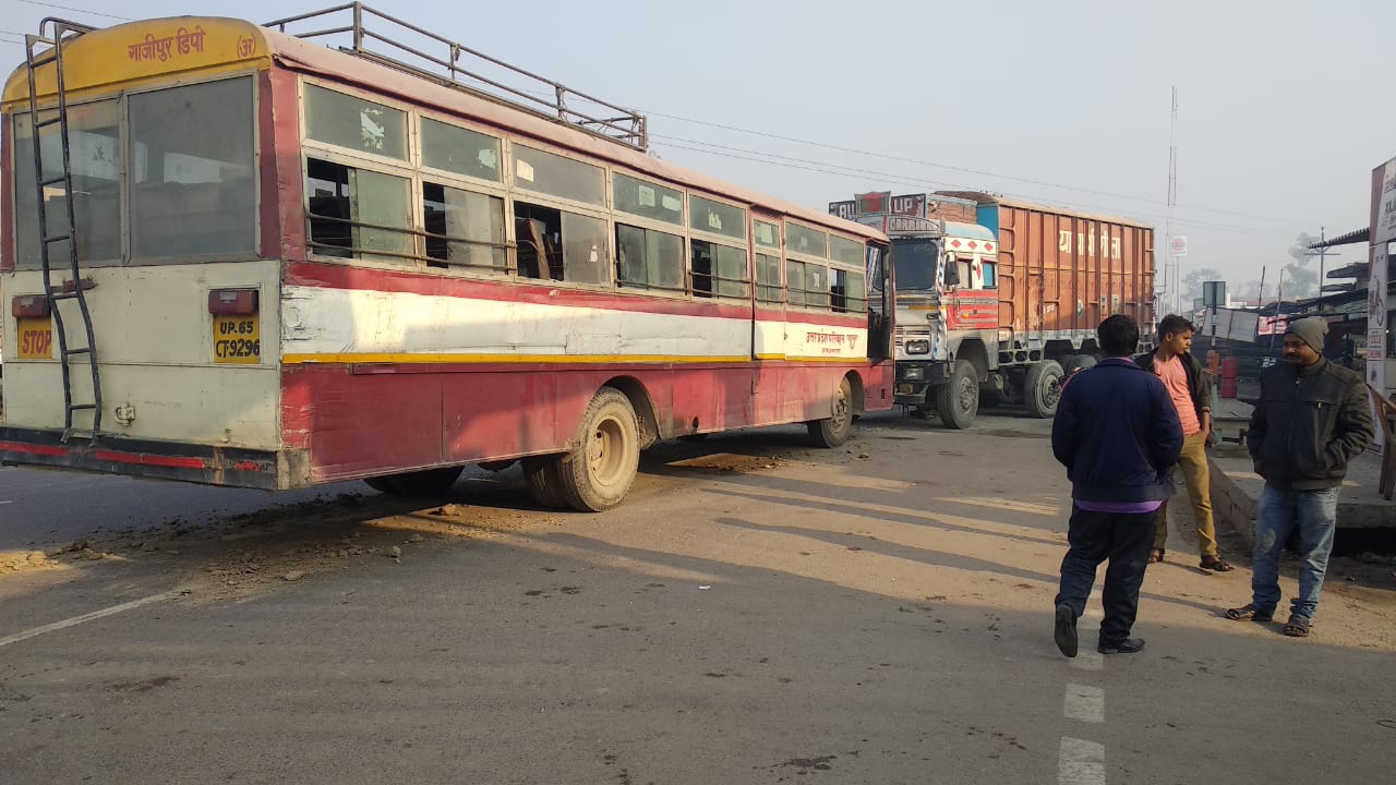 सोनौली : कुनसेरवा चौरहे पर रोडवेज बस ट्रक से भिड़ी।