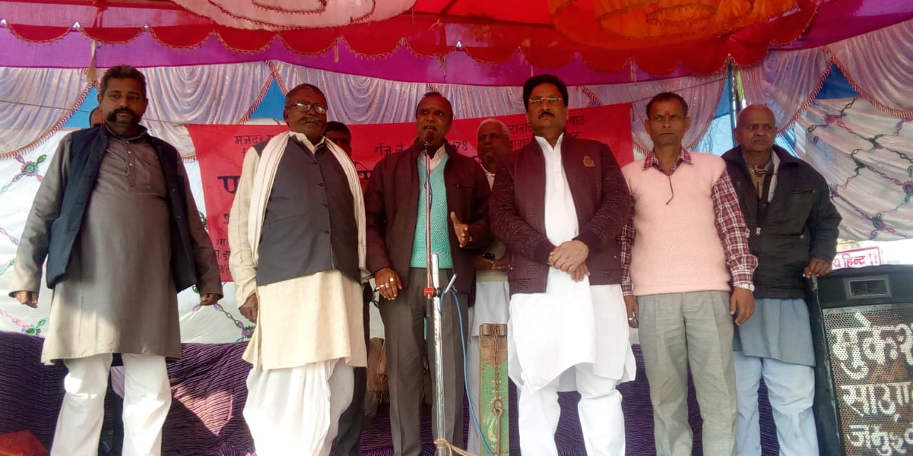 गन्ना किसानों से मिले पूर्व सांसद कुँवर अखिलेश, बड़े आंदोलन के लिए भरी हुंकार।