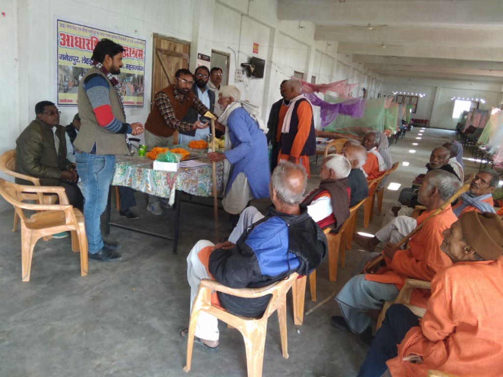 बीडीओ ने वृद्धाश्रम मे किया चश्मे का वितरण