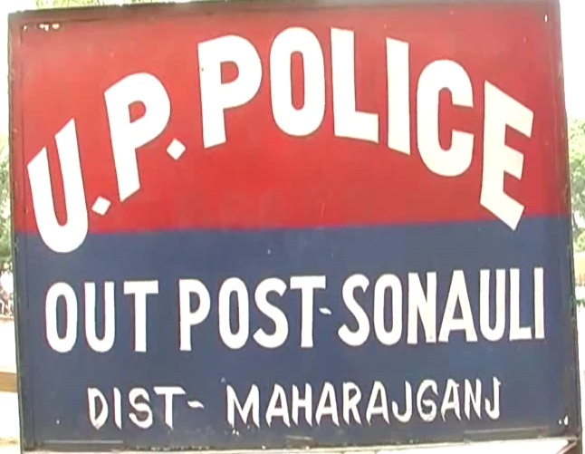 सोनौली में डीएम व एसपी ने वसूली करते दो मनबढ़ों को दबोचा।