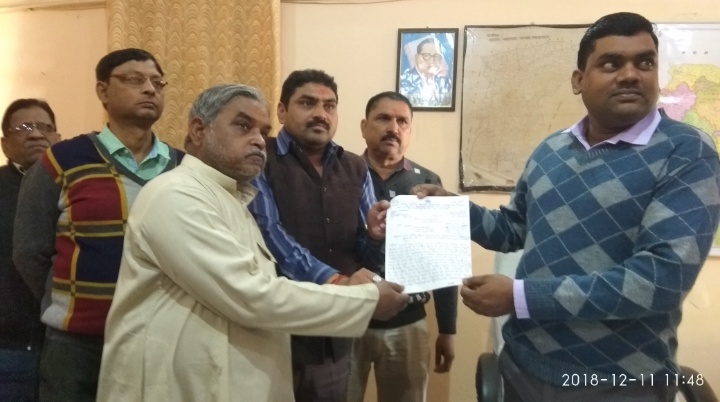 नौतनवा स्टैंड पार्किंग शुल्क के विरोध में व्यापारियो ने एसडीएम को सौपा मांग पत्र।