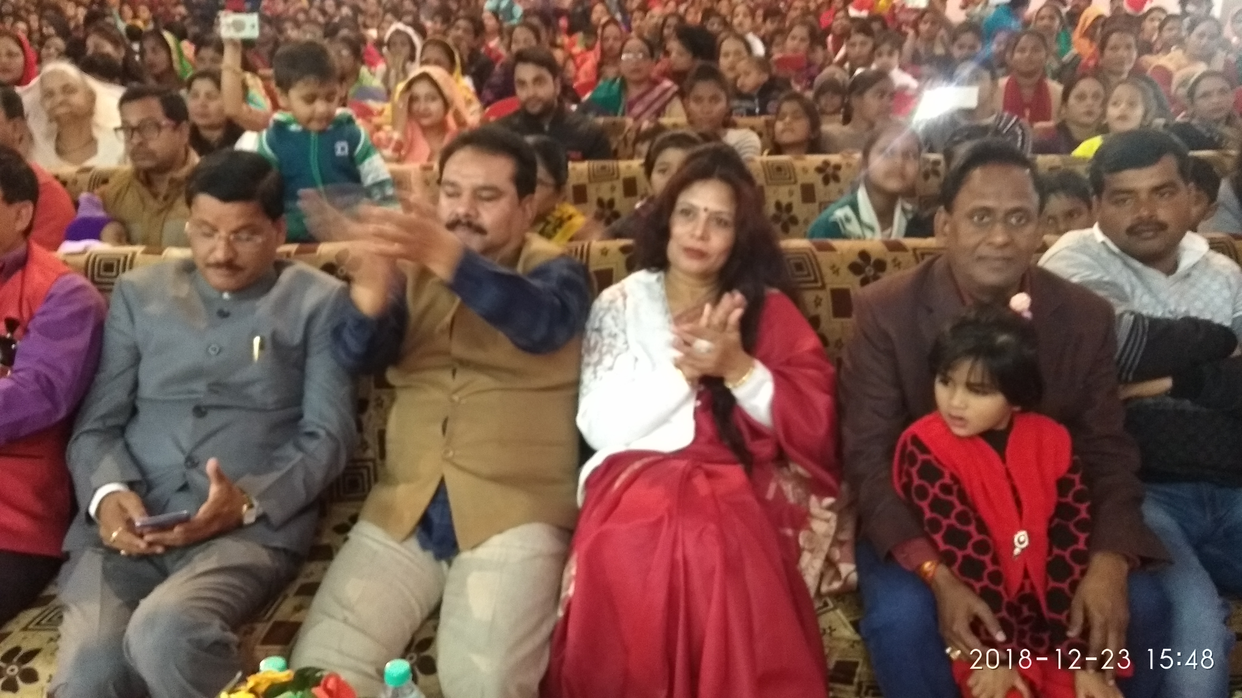 बचपन के नन्हे-मुन्ने बच्चों के प्रस्तुतियों ने दर्शकों का मन मोहा।