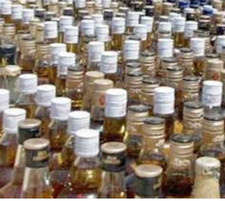 नौतनवा के गांधी चौक पर नेपाली शराब की लूट,मची अफरा तफरी।