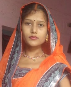 महराजगंज: बेटी की मौत के बाद न्याय के लिए दर दर भटक रहे मां और बेटा।