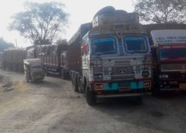 नेपाल: 70 भारतीय ओबरलोड मालवाहक ट्रके यातयात विभाग के हिरासत में।