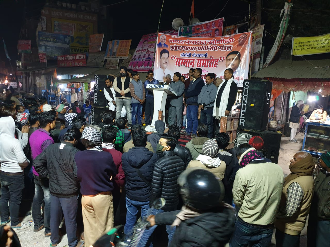 सोनौली में व्यापारियों ने सुधीर त्रिपाठी का किया भव्य स्वागत।