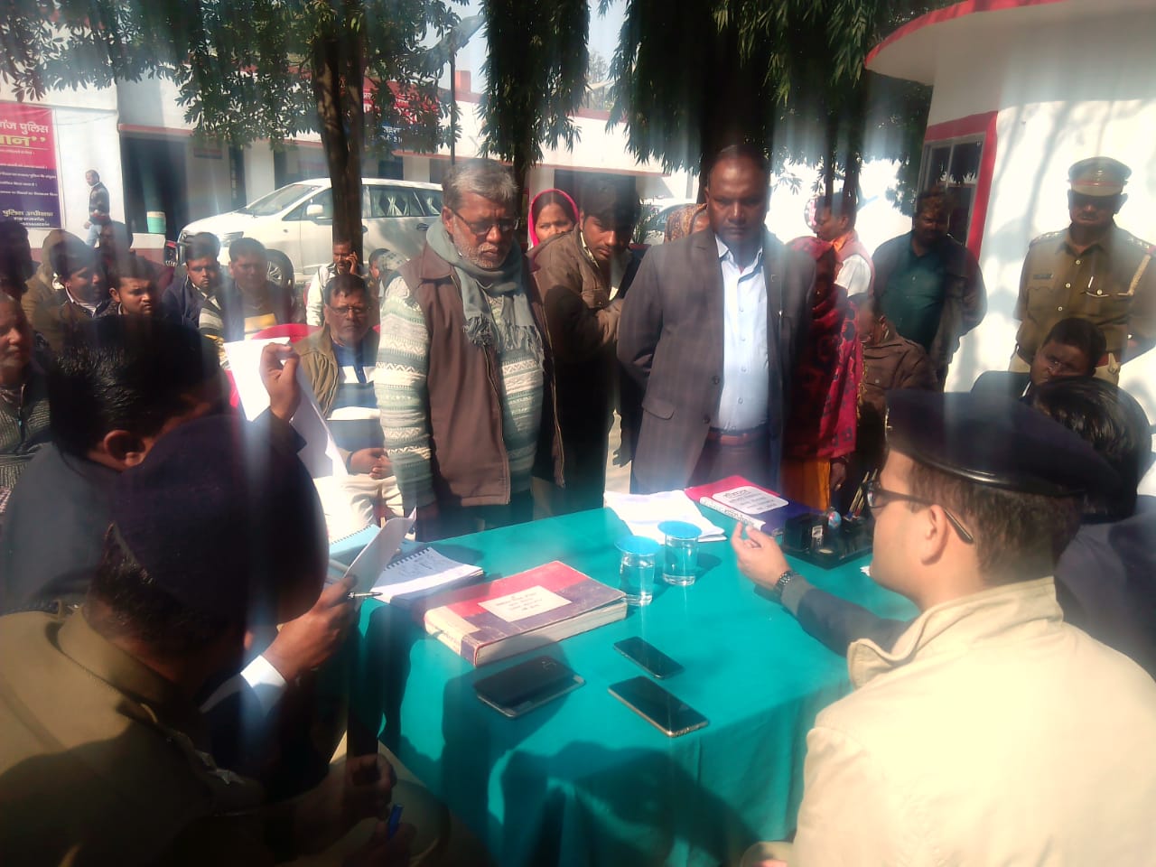 नौतनवा थाने पर समाधान दिवस में पहुंचे डीएम और एसपी, कानूनगो निलंबित,जेई कार्यमुक्त, ईओ नौतनवा को प्रतिकूल प्रविष्ट।