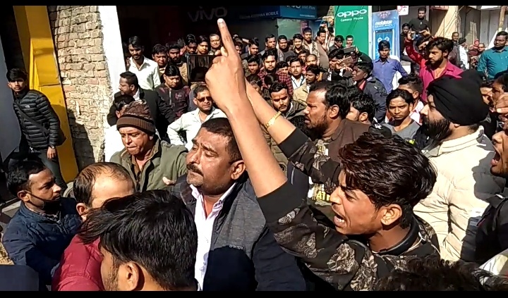 सोनौली:सप्ताहिक बंदी को लेकर नारेबाजी,हंगामा,पहुंची पुलिस