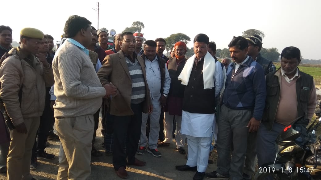 सोनौली इंटीग्रेटेड चेक पोस्ट -- किसानों की सहमति लेने पहुंचे एडीएम महराजगंज।