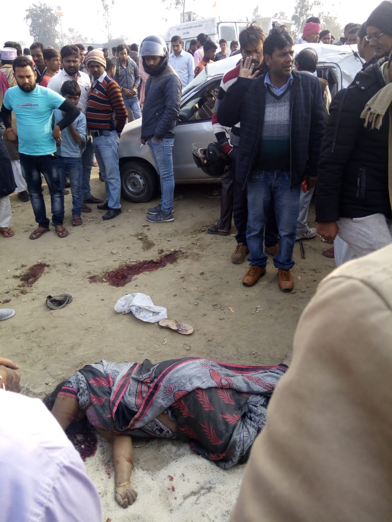 विजली पोल व ट्रक से अल्टोकार टकरायी, पलटी कार, तीन की मौत।