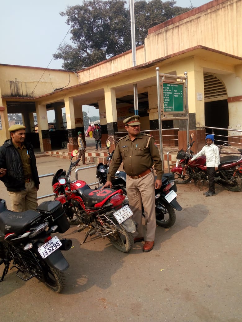 फरेंदा : रेलवे सर्कुलेटिंग एरिया में अवैध तरीके से खड़ी 10 मोटरसाइकिल चालान