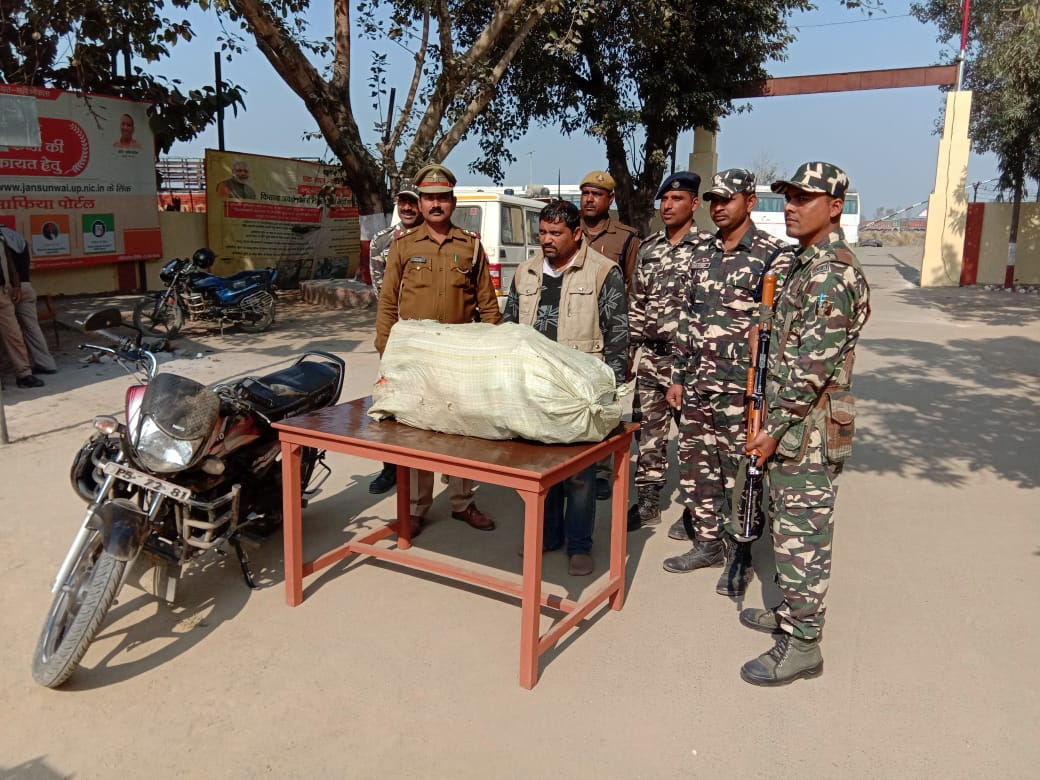 बाइक पर लदी नेपाली शराब के बड़ी खेप के साथ तस्कर गिरफ्तार