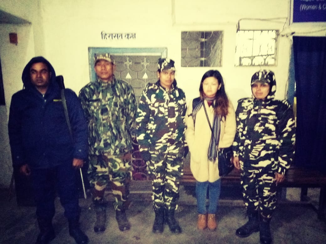 खाड़ी देश जा रही नेपाली युवती को एसएसबी जवानों ने रोका, नेपाल पुलिस को सौंपा।