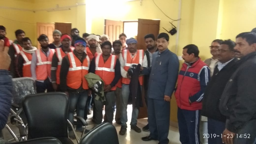 सोनौली नगर पंचायत कर्मियों में सुधीर त्रिपाठी ने वितरण किया ऊनी जैकेट जूता और रेडियम जैकेट