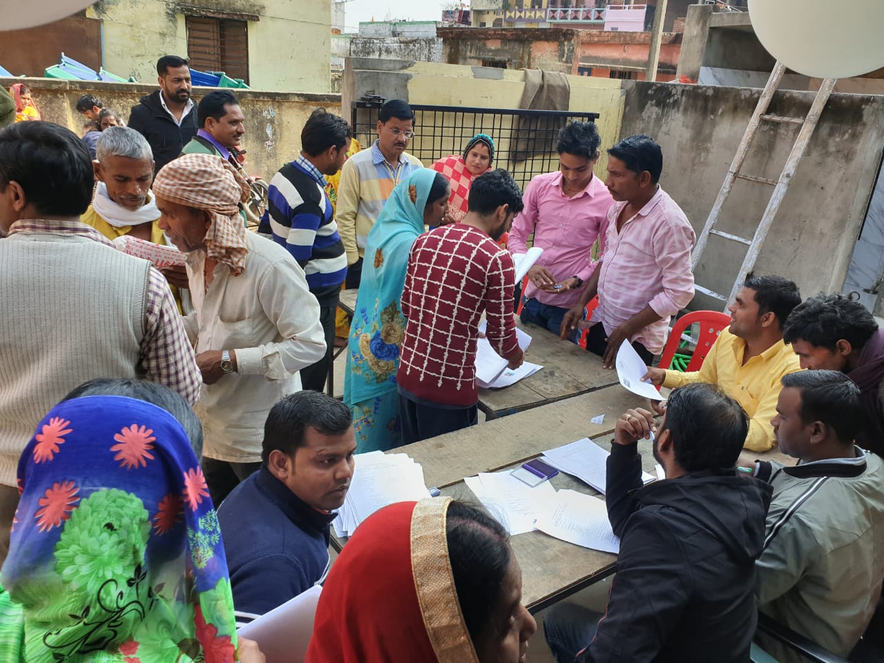 सोनौली नगर पंचायत में 750 पात्र लाभार्थियों का आवास के लिए भरा गया फार्म।