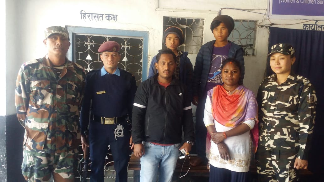 सोनौली बार्डर पर दो बच्चो के साथ एक नेपाली दंपत्ति हिरासत में पूछ-ताछ।