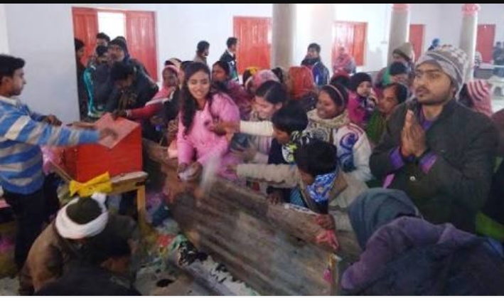 चौक बाजार स्थित गुरु गोरखनाथ मंदिर पर उमड़े श्रद्धालुओ ने चढ़ाई आस्था की खिचड़ी।