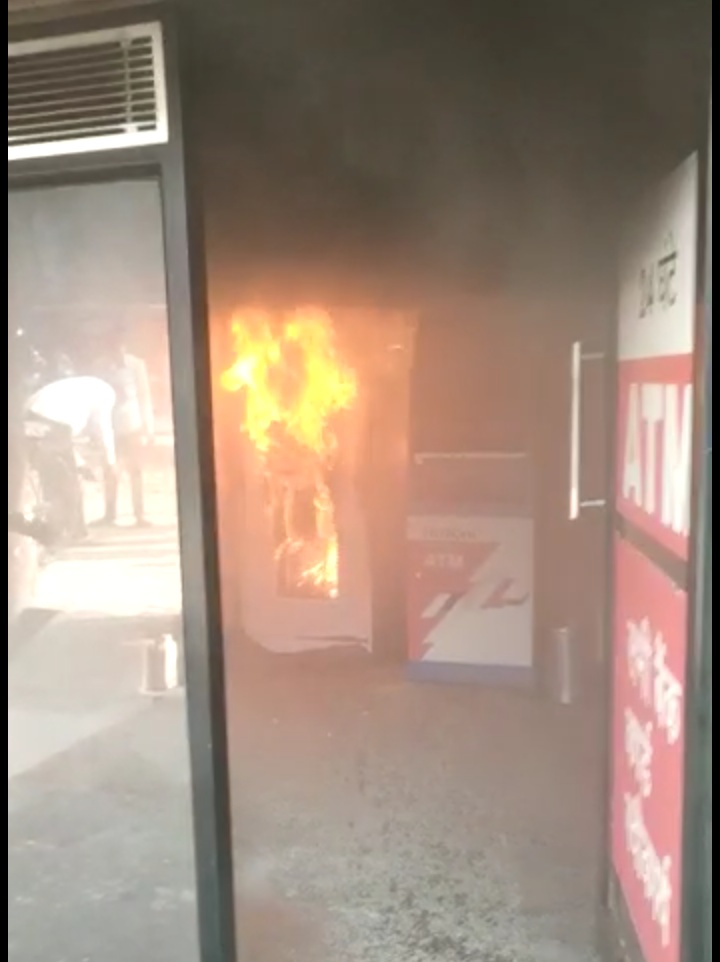 महराजगंज:एटीएम मशीन में लगी आग ,जलकर हुई खाक।