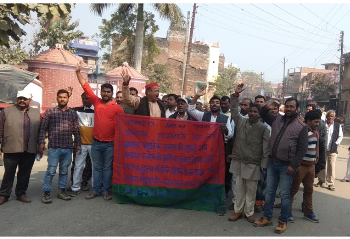 नौतनवा कस्बे के गांधी चौक पर समाजवादी पार्टी के किसानों का धरना।