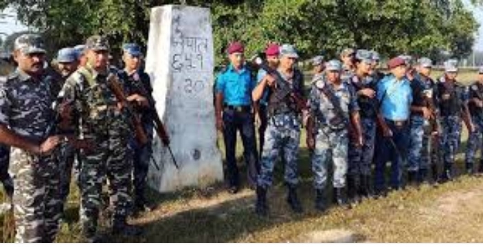 भारत-नेपाल सीमा पर दोनों देश के सशस्त्र जवानों ने की गश्त ।