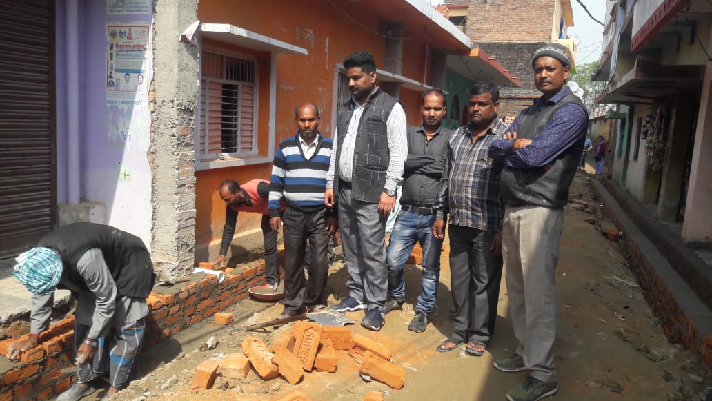निमार्ण कार्य का वार्ड सभासद ने किया निरीक्षण, गुणवत्ता परखा, ठेकेदार को दी चेतावनी