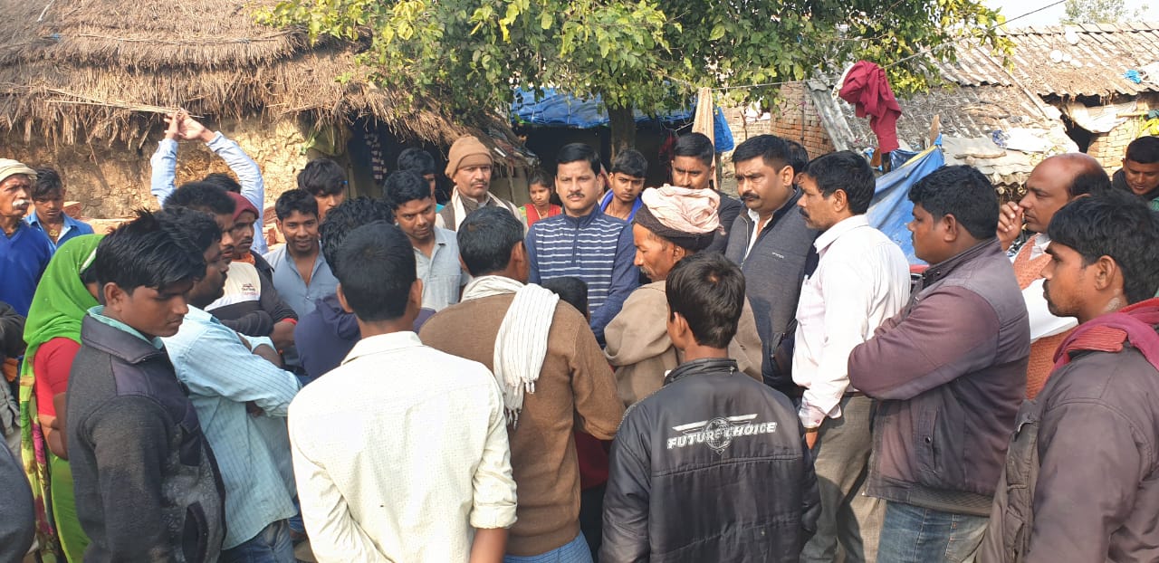 सोनौली: इंटरलॉकिंग सड़क का सुधीर त्रिपाठी ने किया निरीक्षण, ईट देख विफरे,सड़क से उखाड़े ईट