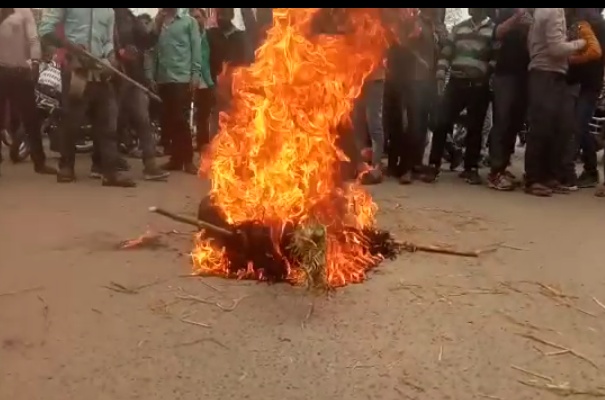 Maharajganj:शहीदों की शहादत में फूटा जनाक्रोश, पाकिस्तान मुर्दाबाद के लगे नारे।