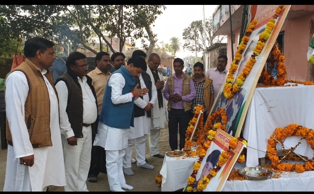 पुलवामा में शहीद पंकज त्रिपाठी के पिता को सुधीर त्रिपाठी ने 92 हजार देकर दी सांत्वना, हर सम्भव मदद का दिया अश्वासन ।