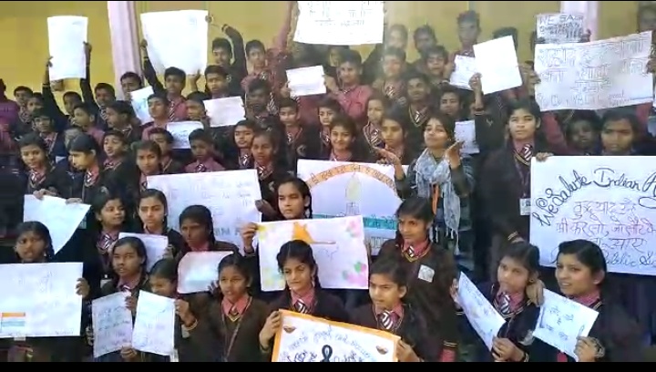 गोरखपुर: मौन धारण कर बच्चों ने दी भावभीनी श्रद्धाजंलि।