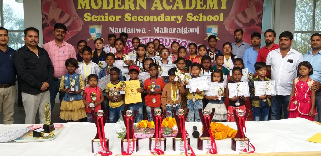 मॉडर्न एकेडमी स्कूल में रैंकर छात्रों को अवॉर्ड से सम्मानित किया गया