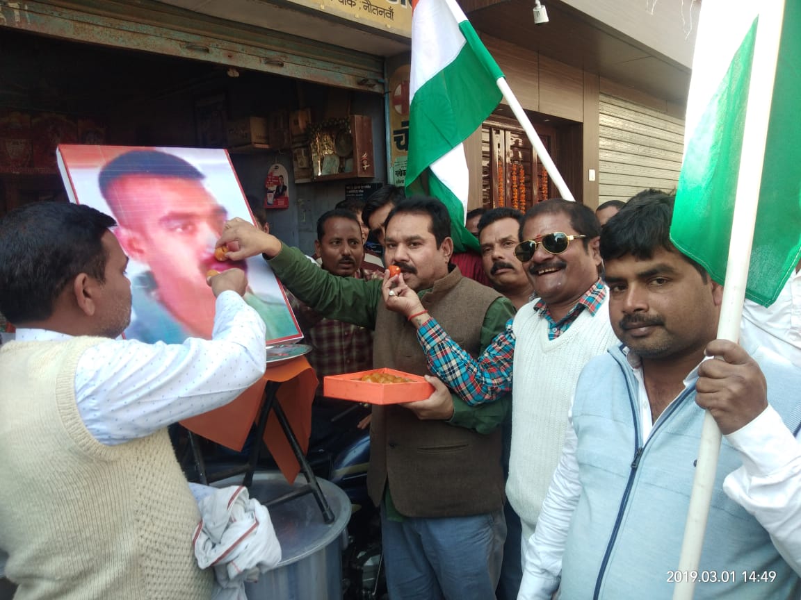 Maharajganj: विंग कमाण्डर अभिनन्दन का नौतनवा में भी हो रहा हार्दिक अभिनन्दन ।