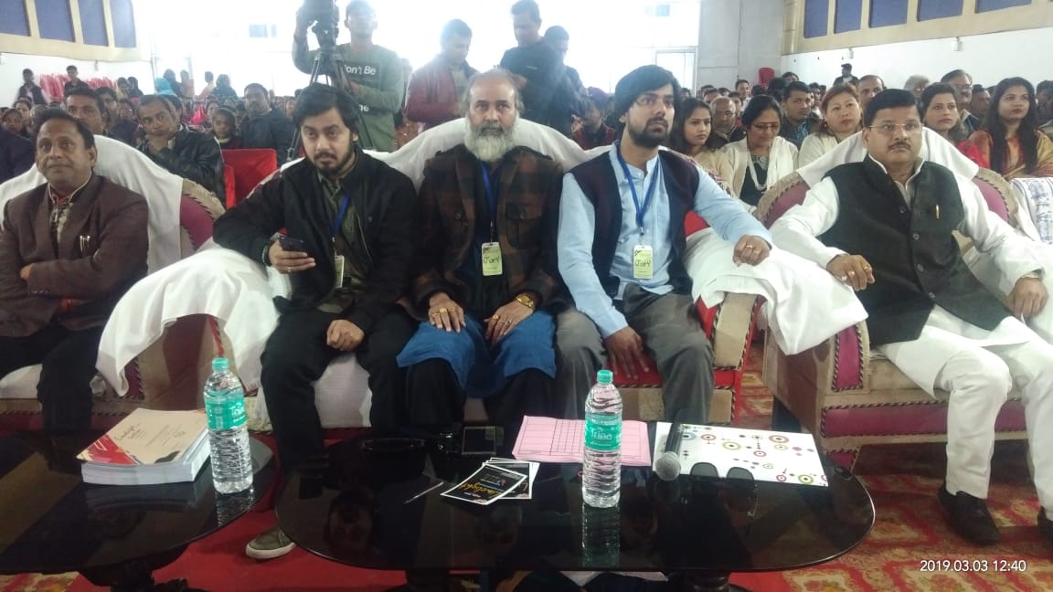 नौतनवा लाइमलाइट मेरी नई पहचान गायन प्रतियोगिता में बच्चो ने मचाये धमाल।