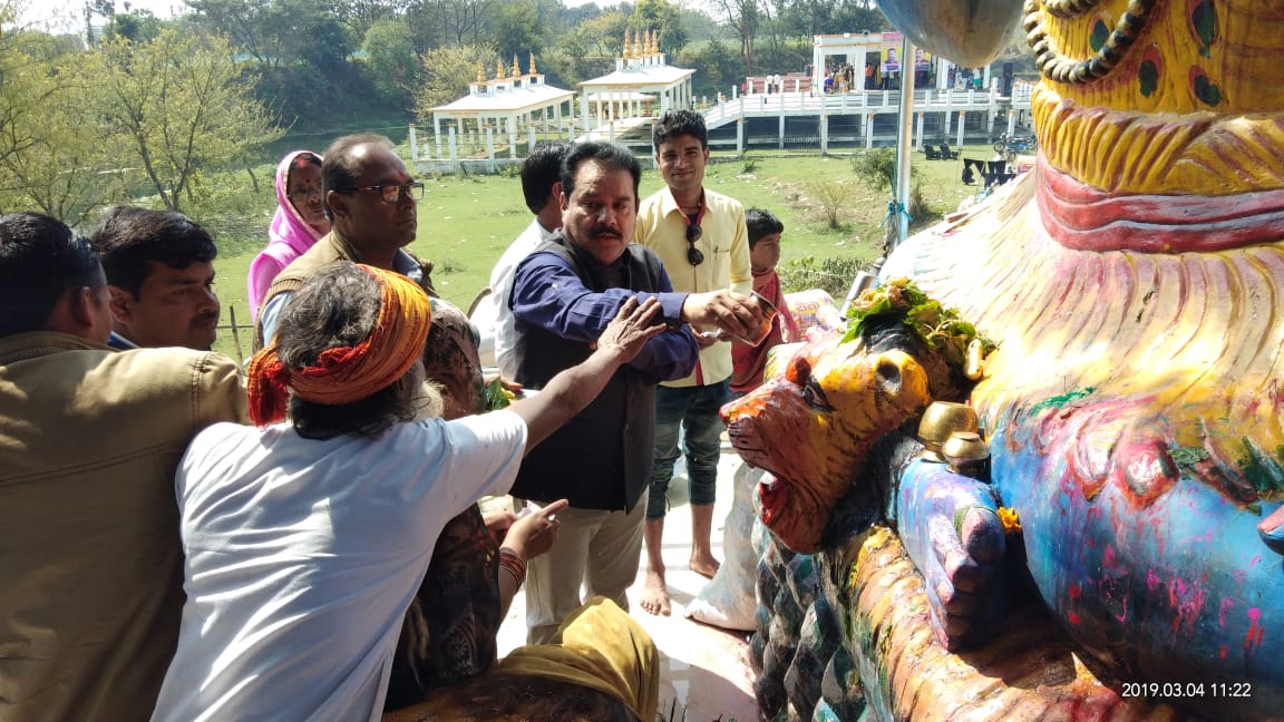 नौतनवा चेयरमैन ने भगवान शिव का जलाभिषेक कर नगर व विश्व की शांति के लिए किया कामना