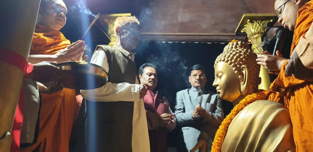 सोनौली:थाईलैंड के बौद्ध भिक्षुओं के विशेष पूजा-अर्चना के बीच महात्मा बुद्ध की प्रतिमा का हुआ अनावरण