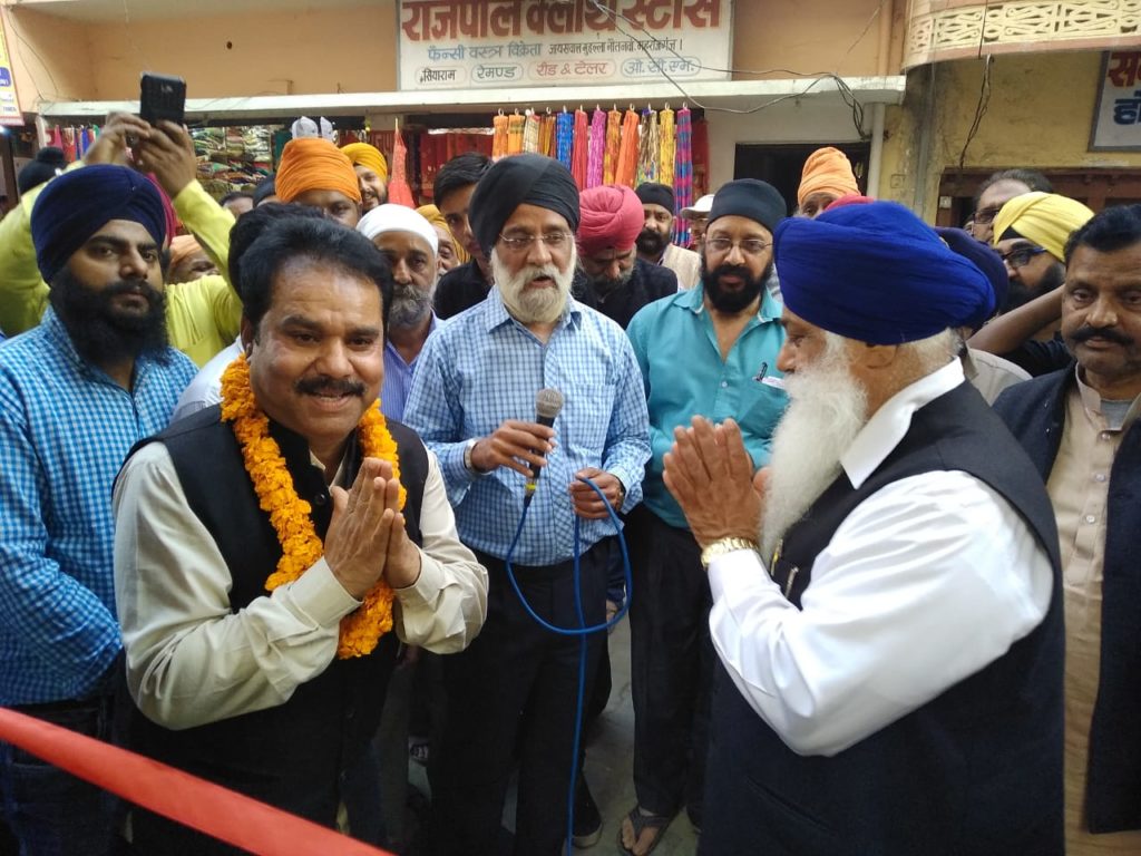 नौतनवा गुरु सिंह सभा स्वागत द्वार सर्वधर्म सम्भाव का प्रतीक ---गुड्डू रवान