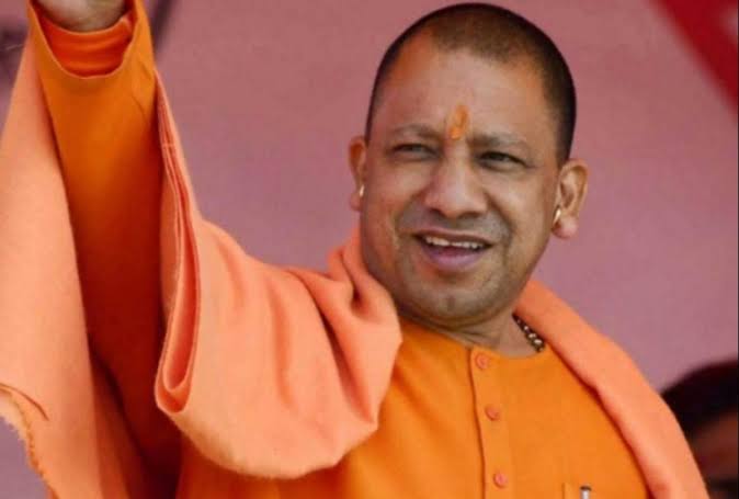 बांके बिहारी के दर्शन करने पहुंचे सीएम योगी