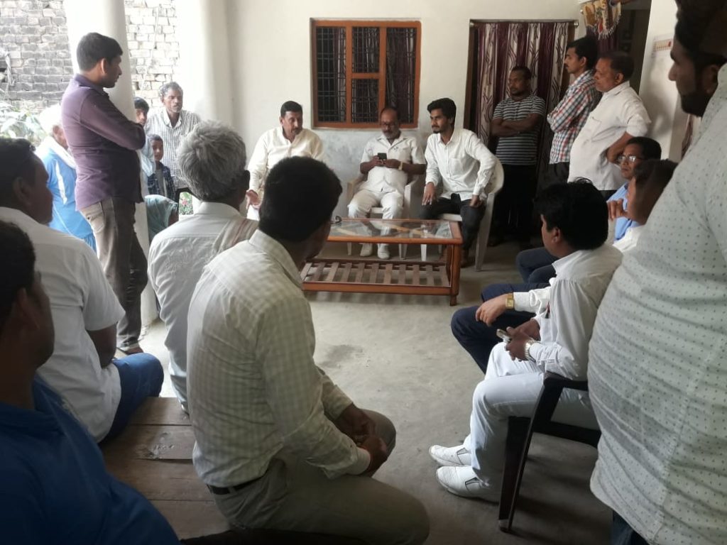 लक्ष्मीपुर :दर्जनो किसानो की लहलहाती फसल जलकर खाक, पहुंचे पूर्व विधायक