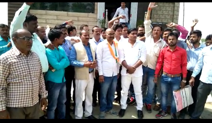 महराजगंज:कई खेमों में बटे कांग्रेसी, प्रदेश प्रभारी के सामने जमकर किया प्रदर्शन  