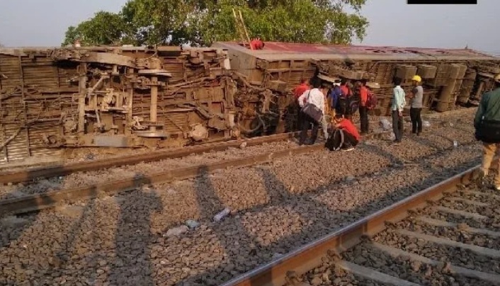 कानपुर:ट्रेन हुई बेपटरी, पूर्वा एक्‍सप्रेस के 12 डिब्‍बे पटरी से उतरे