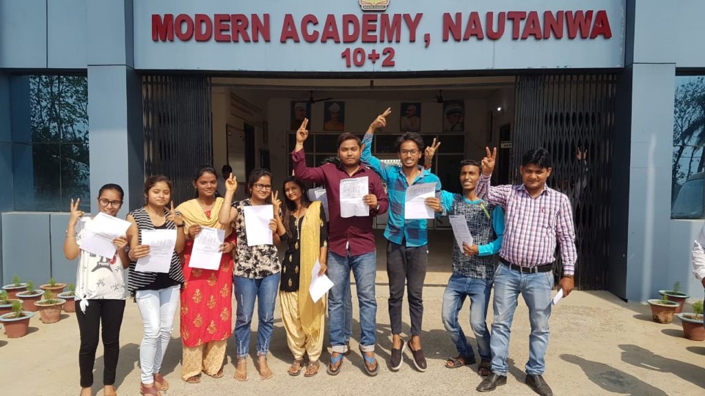 महराजगज:मार्डन ऐकडमी स्कूल के आशीष ने 94% हासिल कर किया जिले का नाम रोशन