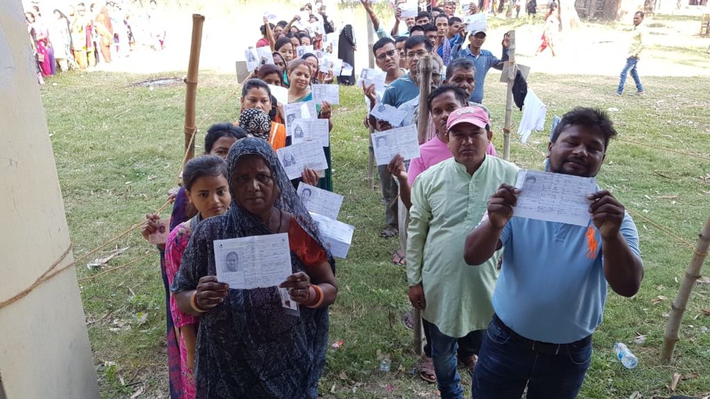 नौतनवा राजकीय इंटर कॉलेज के दोनो मतदान बूथो पर शुरु हुआ मतदान