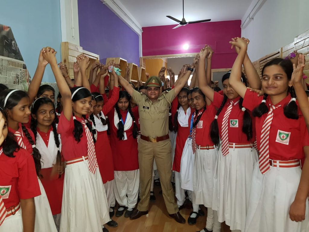 संतकबीरनगर: महिला थाना प्रभारी ने छात्राओं को सिखाया आत्मरक्षा के कई दांव पेच