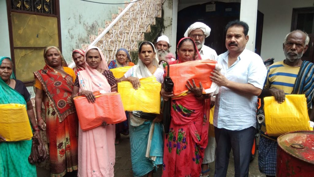 नौतनवा: गरीबों से आशीर्वाद लेने में जुटे चेयरमैन 49 परिवारों को प्लास्टिक रूपी दिया आशियाना