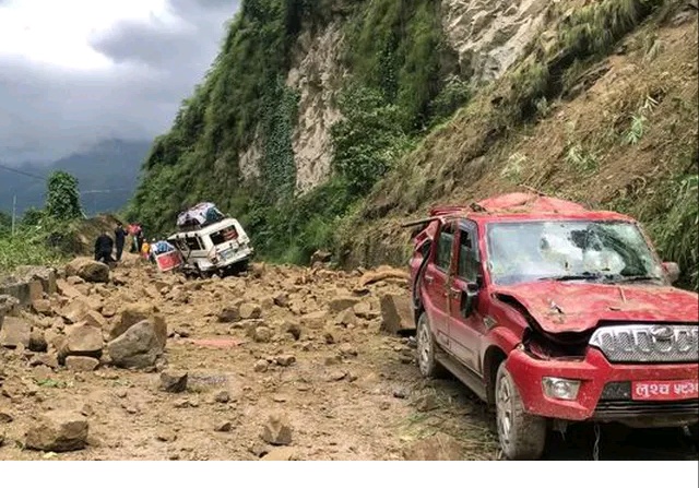 बुटवल: राष्ट्रीय राजमार्ग पर गिरा पहाड़, एक की मौत 6 घायल