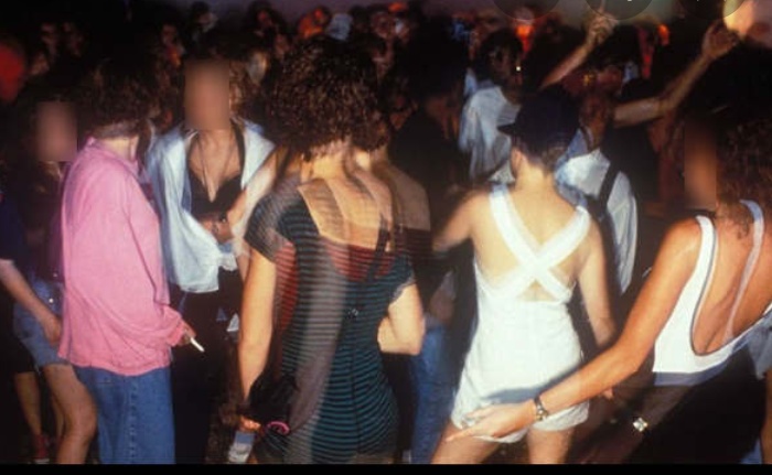 रेव पार्टी पर रेड, नशे में धुत मिले 34 लड़के, 9 लड़कियां