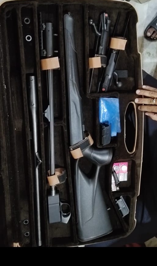 माफिया मुख्तार अंसारी के बेटे के घर छापेमारी, करोड़ों के विदेशी हथियार बरामद