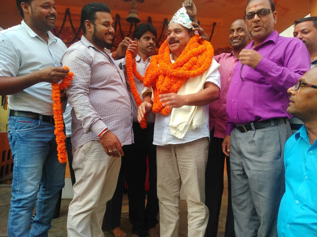 गुड्डू खान को स्वर्ण समाज ने अंग वस्त्र व चांदी का ताज पहनाकर दिया बधाई