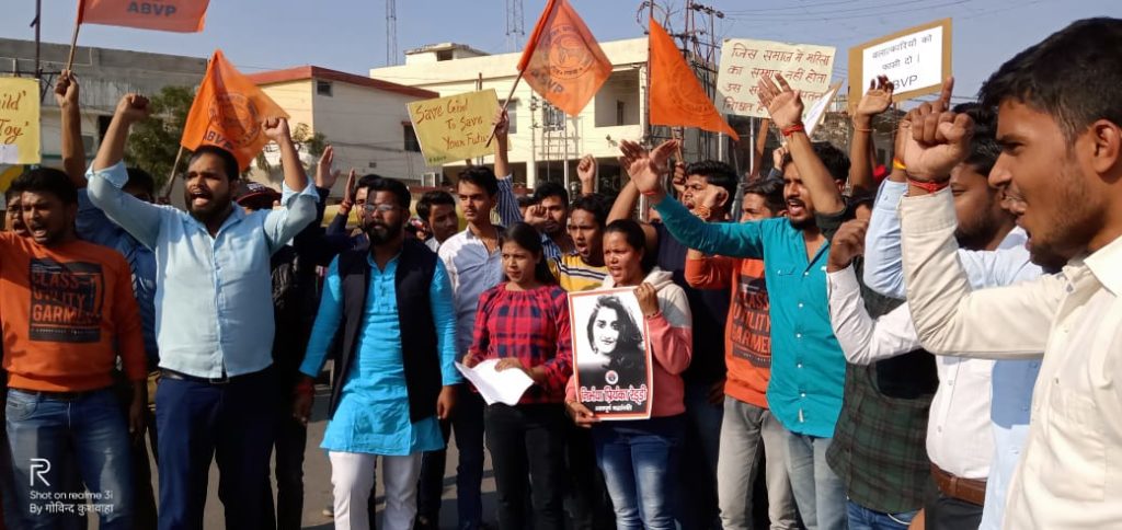 डॉक्टर की रेप के बाद हत्या से आक्रोश, गोरखपुर में प्रदर्शन 