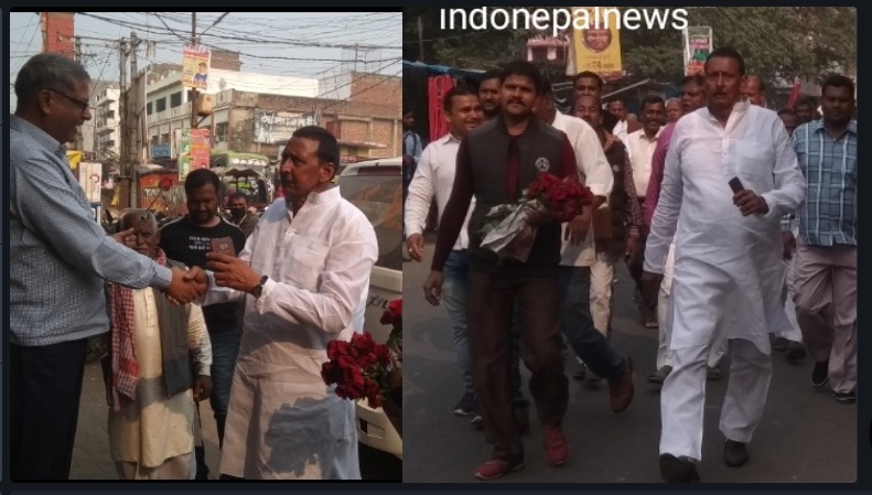 नौतनवा: पूर्व विधायक ने व्यापारियों को फूल देकर सपा सरकार के उपलब्धियों को दिलाया याद