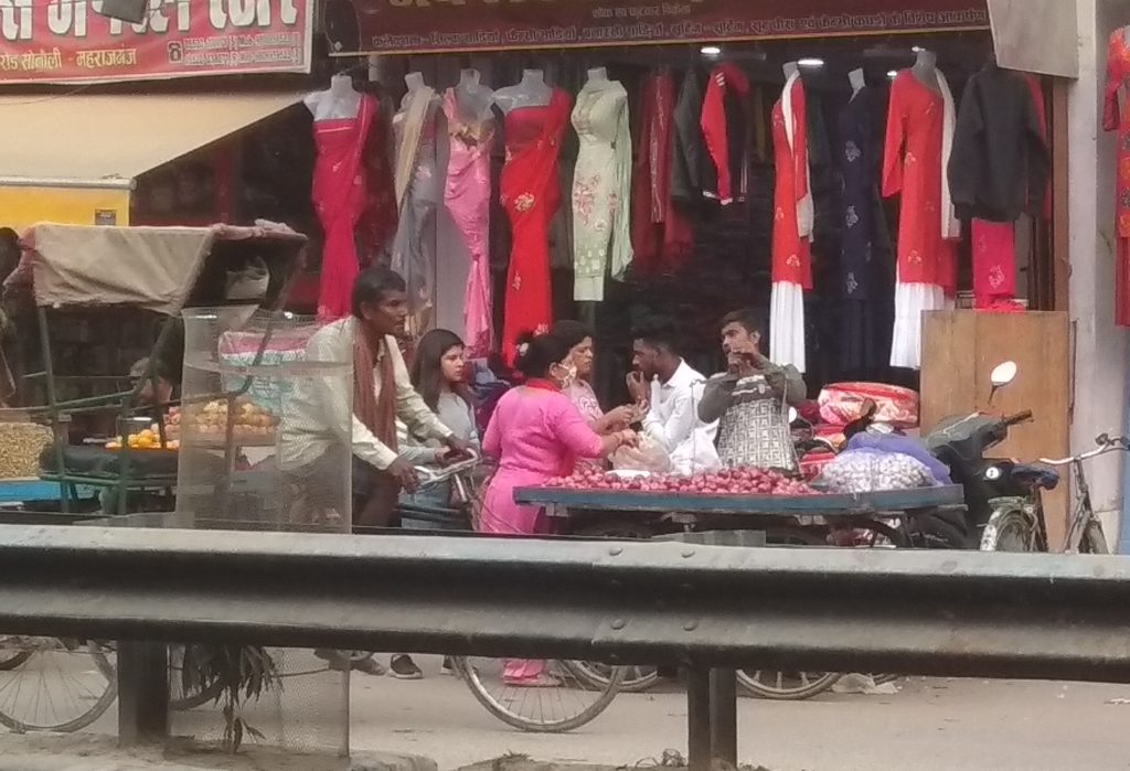 इंडो नेपाल बॉर्डर पर प्‍याज में लगी आग,सौ रुपये किलो बिक रहा प्याज